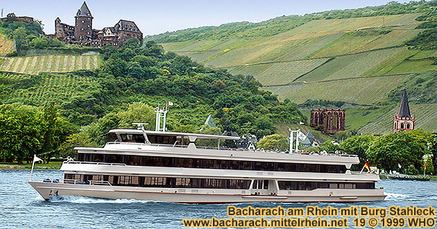 Rheinschifffahrt entlang Bacharach mit Burg Stahleck